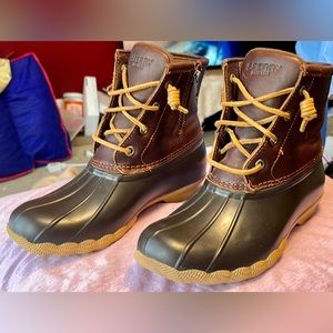 Sperry Duck Boot Excellent condition black and brown leather ..zipper & laces